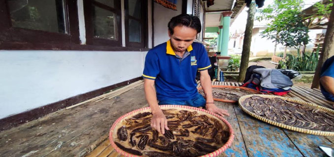 Kisah Pasangan Difabel Awenk & Sri Rajut Sukses Wirausaha di Bandung