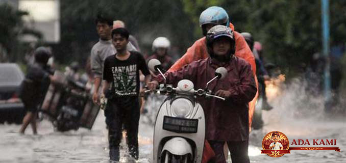 5 Tips Terjang Banjir dengan Motor Tanpa Mogok Aman & Anti Ribet!